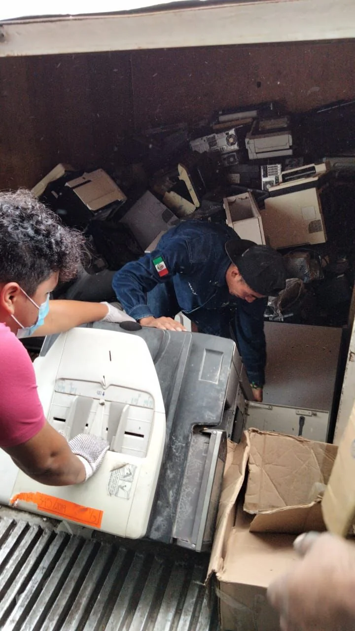 Tecnicos trabajando en planta de tratamiento